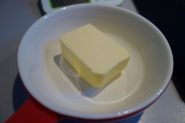 奶油放室溫軟化。