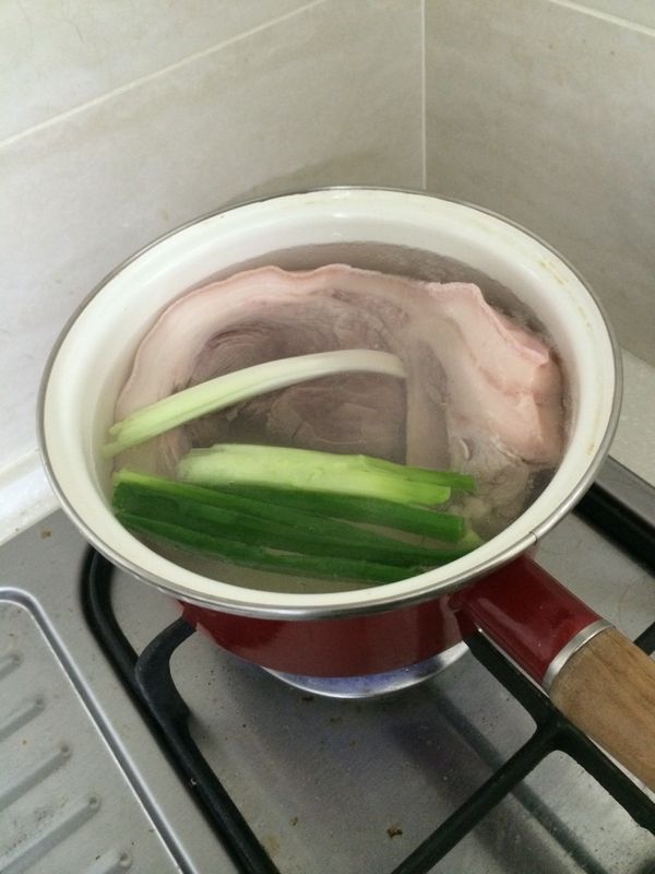 豬肉放入[蔥薑水]內川燙15~20分鐘