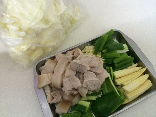 備料，玉米筍對切、蒜頭切末、青蔥切段、青椒和高麗菜切成一口大小