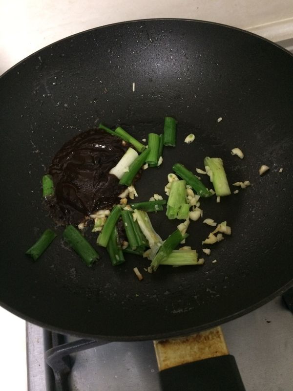 先爆香蔥和蒜頭，再加入[調味料]