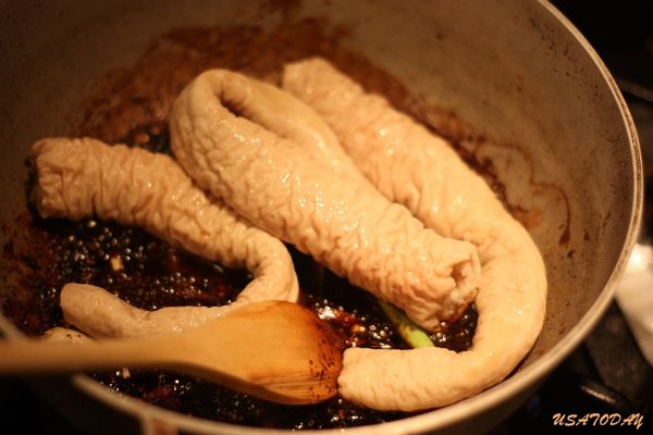 滷大腸作法：
1. 少許油燒熱﹐爆香洋蔥﹑蔥﹑薑﹑蒜﹑辣椒﹑花椒。
2. 加入醬油和老抽，再放入白胡椒粉和五香粉。
3. 放入大腸拌炒一下精華液。
4. 再放入米酒﹐加和大腸高度差不多的水量後再加入冰糖和八角。
5. 滾後轉小火滷約80分鐘就完成了，當然可以依照自已對大腸的口感多滾或少滾。