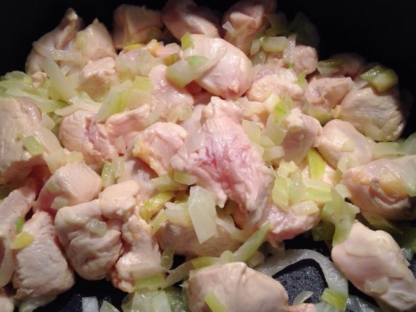 《炒洋蔥和雞胸肉》
丟小小塊奶油或倒一小匙的橄欖油進鍋，將切碎的洋蔥丟進去炒一炒，再把雞肉丟進去一起炒，炒至雞肉表面都變成白色就差不多了。