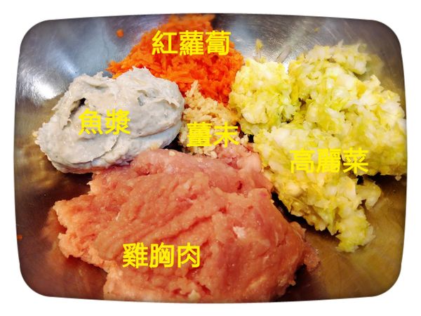 將所有材料加鹽、醬油、糖、胡椒、香油拌勻，甩肉甩出黏性