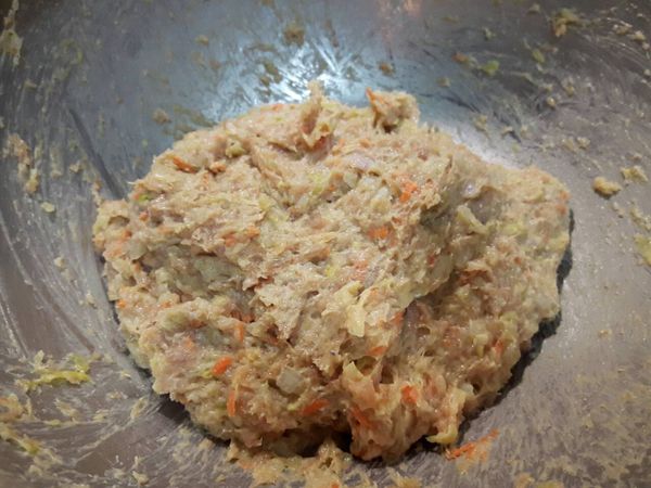 準備好蛋液和麵包粉