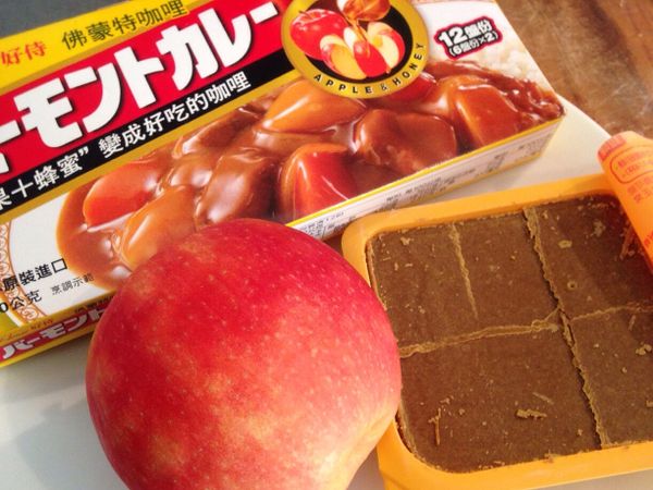《咖喱塊和蘋果🍎》
加入咖喱塊，小火慢慢攪拌均勻，然後再把半顆蘋果切碎丟進鍋一起攪拌，邊攪拌邊看咖喱的濃稠度，可以增加咖喱塊變濃，或是加水稀釋調整。(通常蘋果加完我都會再慢煮5～10分鐘)