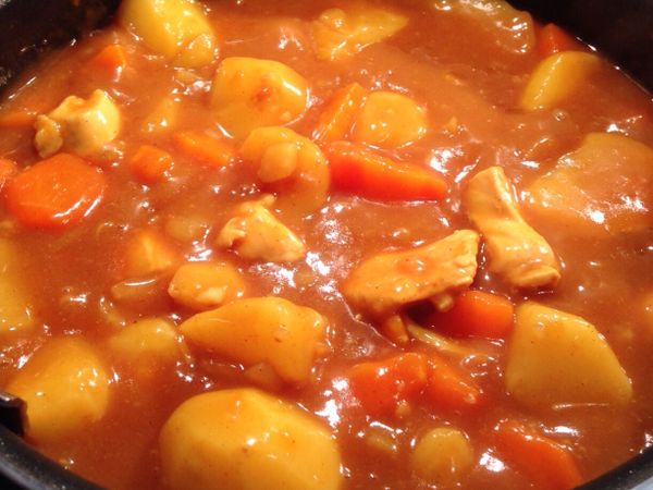 《吃咖喱飯了！》
將咖喱與剛煮好香噴噴的飯盛進碗盤裡，開動囉！🍛