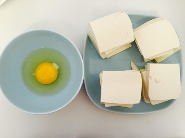 豆腐切片，打一顆雞蛋