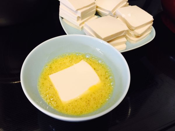 將每一片豆腐沾浸蛋液
