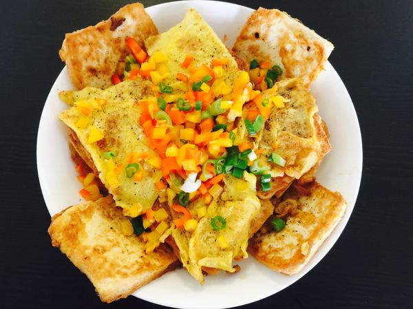 裝盤，撒上彩椒和蔥花，然後撒上胡椒和鹽即可。