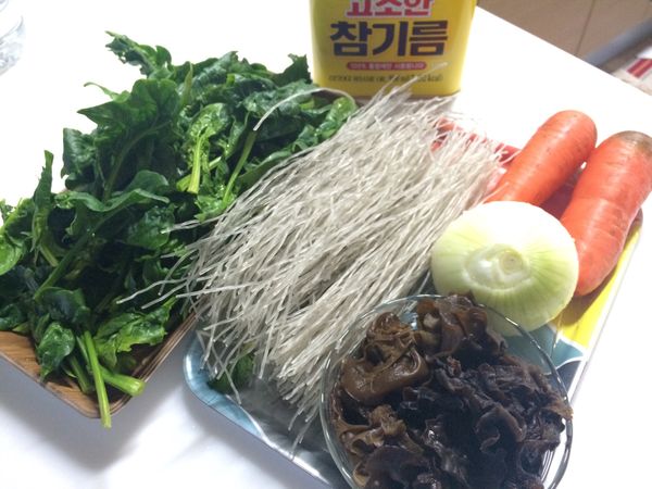 韓國冬粉 
波菜（可用韭菜代替）紅蘿蔔（可用紅甜椒，黃甜椒代替）黑木耳（可用香菇代替）。
可用家裡剩的肉絲，魚板等等