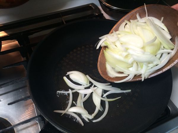 洋蔥切絲，加少許鹽，炒熟。