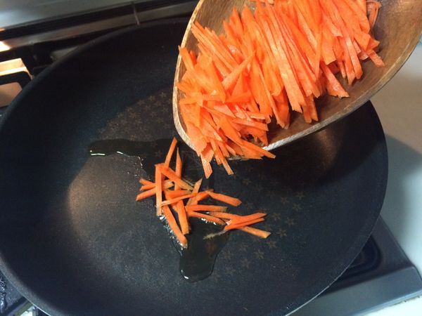 紅蘿蔔切絲，加少許鹽，炒熟