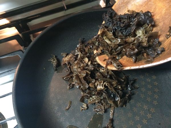 黑木耳切絲，加少許鹽，炒熟