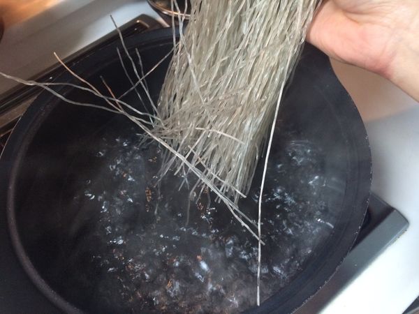 煮鍋水，將韓國冬粉放入，約煮8分左右。（煮時稍微攪拌一下，必免冬粉黏在ㄧ團）