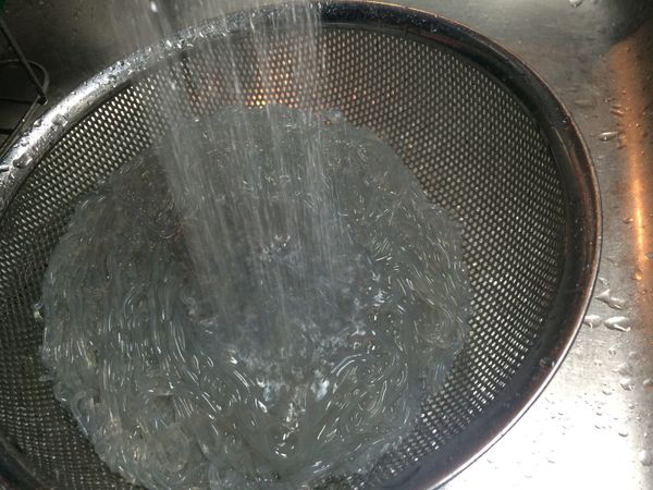 煮熟的冬粉快速用冷水洗淨，約3～5次。讓冬粉更有Q勁。