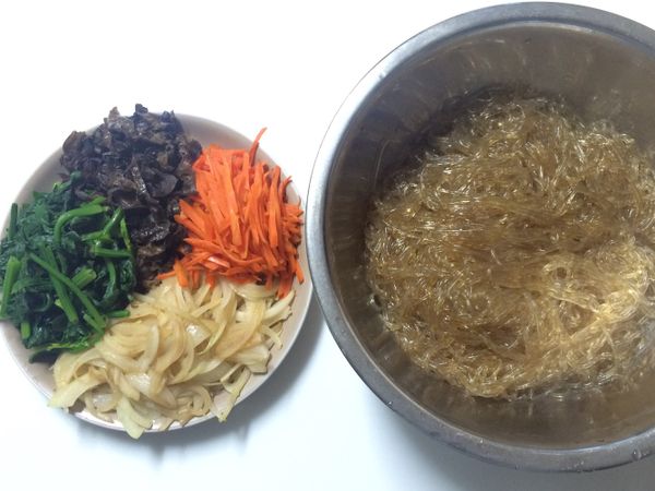 冬粉用剪刀 剪個4～5次將冬粉剪短。冬粉稍微待涼。