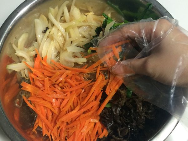 加入所有的青菜，攪拌均勻，最後加入芝麻油4匙，胡椒粉，白芝麻。即可