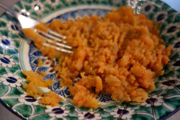 地瓜去皮蒸熟後放涼，用叉子將地瓜壓成泥或用實務處理器打成泥，連同其他麵皮材料攪拌均勻，牛奶慢慢加邊攪拌邊加。