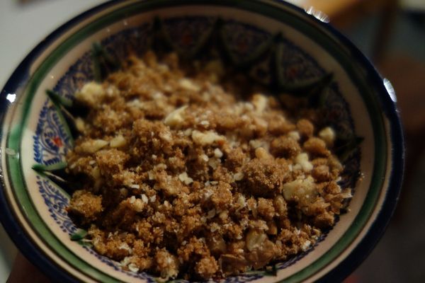 小火乾炒核桃約四分鐘，取出用趕麵棍或刀背壓碎，連同黑糖和肉桂粉攪拌均勻備用。