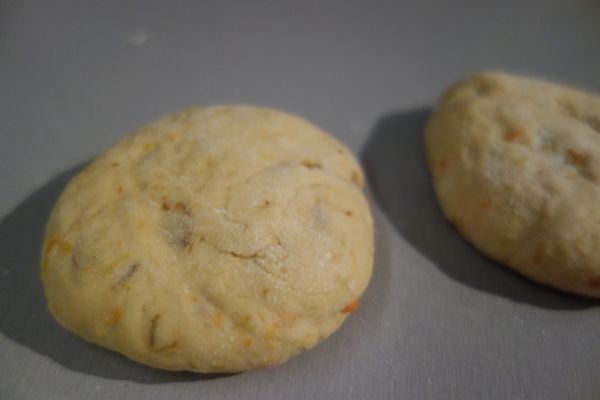 放進熱油鍋內，輕輕地慢慢地將其壓成想要的厚度，圓周一圈也用鍋鏟稍微壓一下，讓熱油有煎到上色較漂亮，避免太用力而將麵皮壓破。