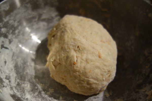 將濕軟麵糰蓋上濕布，放置溫暖地方發酵三小時 (會發酵成約兩倍大)。