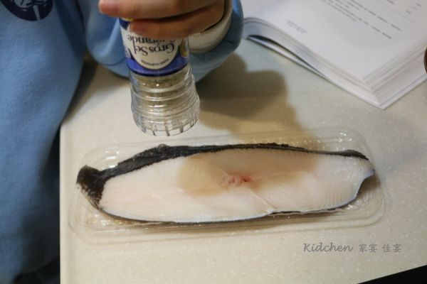 鱈魚兩側先灑上鹽與胡椒入味，靜置5分鐘。