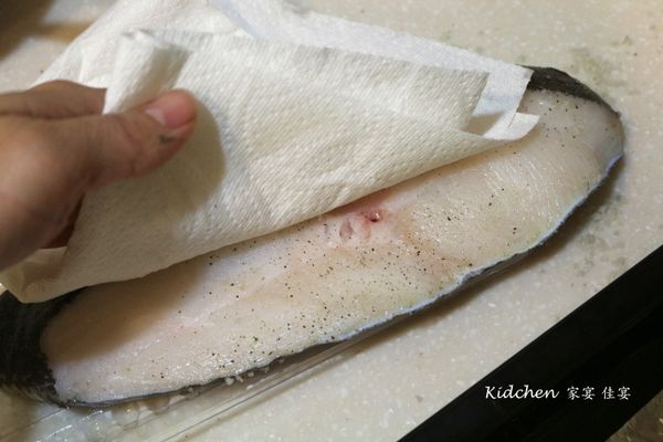 使用廚房餐巾紙輕拍，吸取水份。