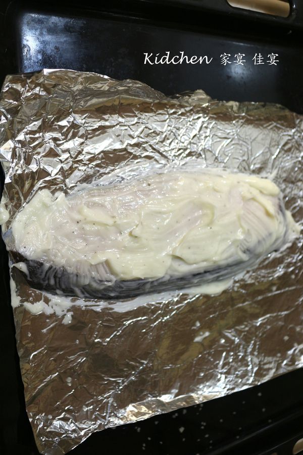 將美乃滋和香草攪拌均勻，塗抹在炙燒過的魚上，再送入烤箱烤4分鐘，中途記得旋轉180度，以求受熱均勻喔！ 當魚肉熟透，表面呈現金黃色，就是大功告成了！