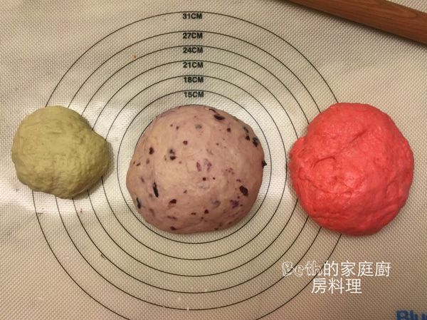 將一份麵糰的材料，麵粉與水的比例2:1揉成麵糰，靜置半小時發酵；
500克的麵粉分成200克做草莓、200克做紫薯蔓越莓、100克做抹茶