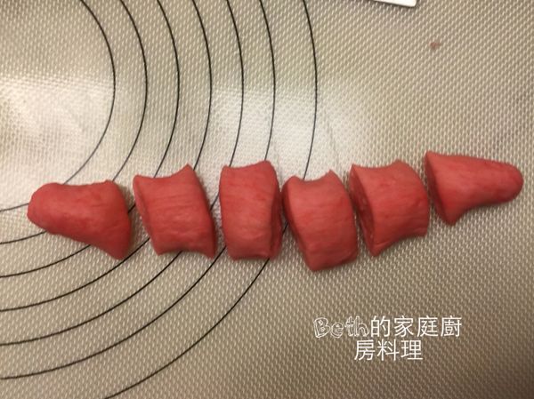 將草莓麵糰分成三份，揉成長條，再分成6小份（照片是一份；一份可以做2朵玫瑰）