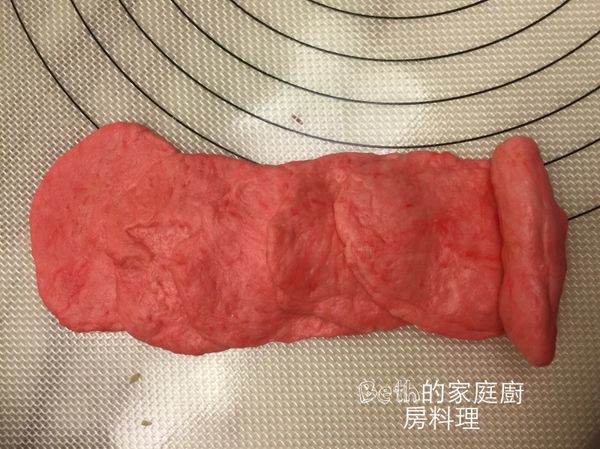 桿成直徑7公分的圓形，先取一片，再放上一片在第一片的一半，共放五片，第6皮捲成長條當作花芯（左至右：1-6）