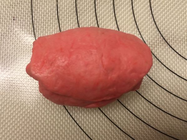 從花芯將麵皮捲起