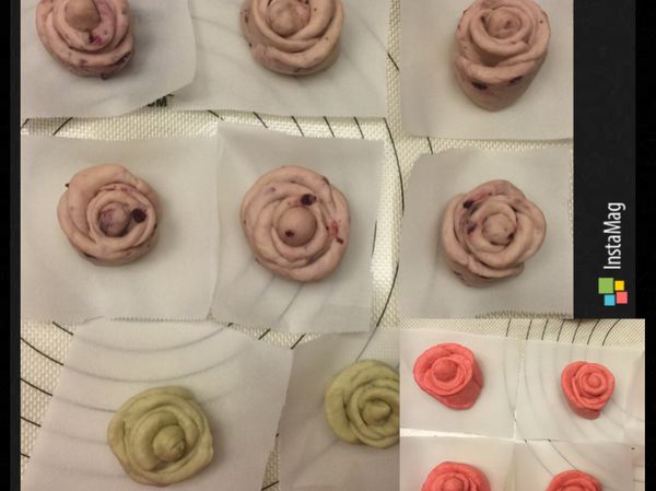 自中間對切成2半，再將花瓣往外翻做花瓣開花狀，放在剪好的烘培紙上，靜置20分鐘做2次鬆弛，冬天可以放在溫水上面幫助發酵（蒸鍋水加熱至50度，放上饅頭）