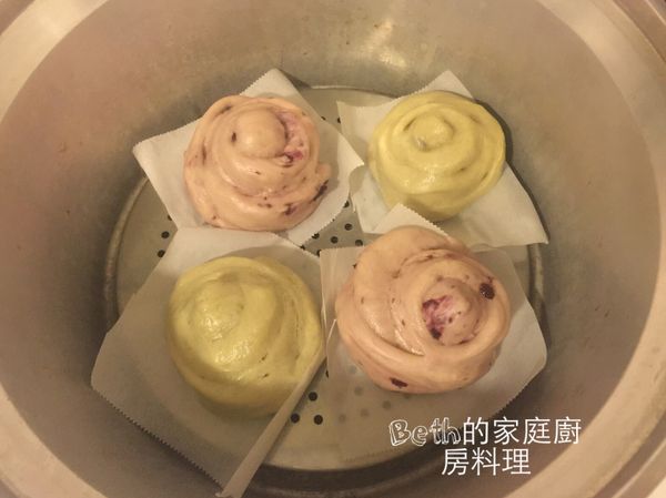 用（10人份）電鍋只能放4顆；而且蒸起來的饅頭比蒸鍋蒸的小顆