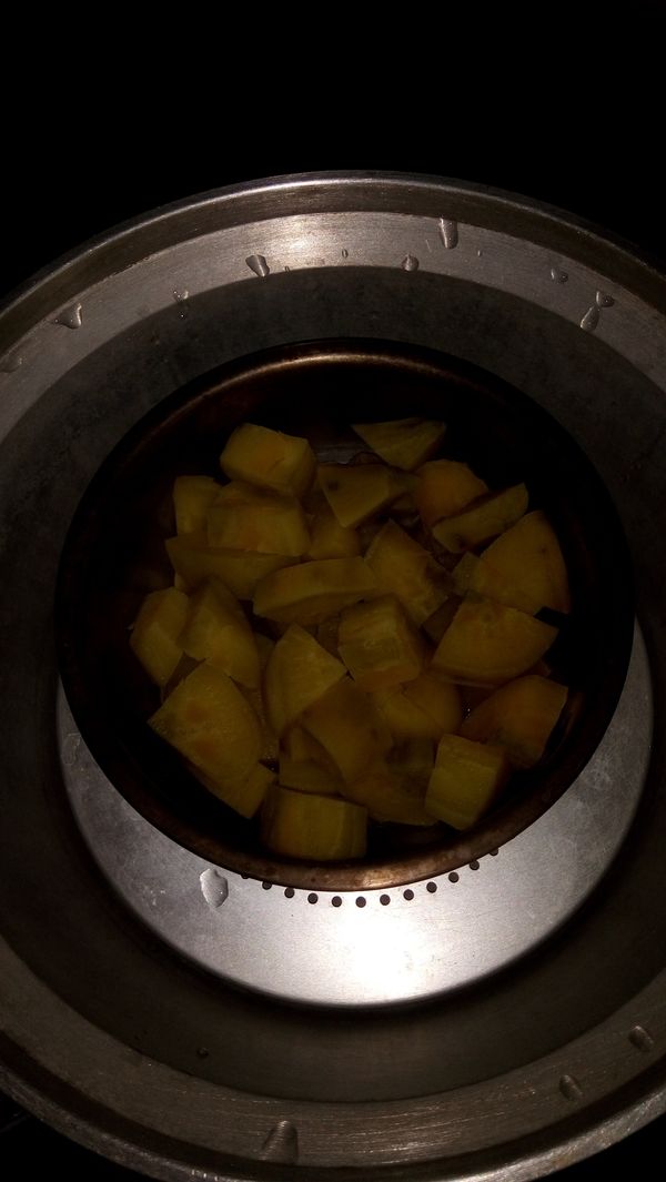 將地瓜洗淨去皮蒸熟
（電鍋外鍋放2杯水）