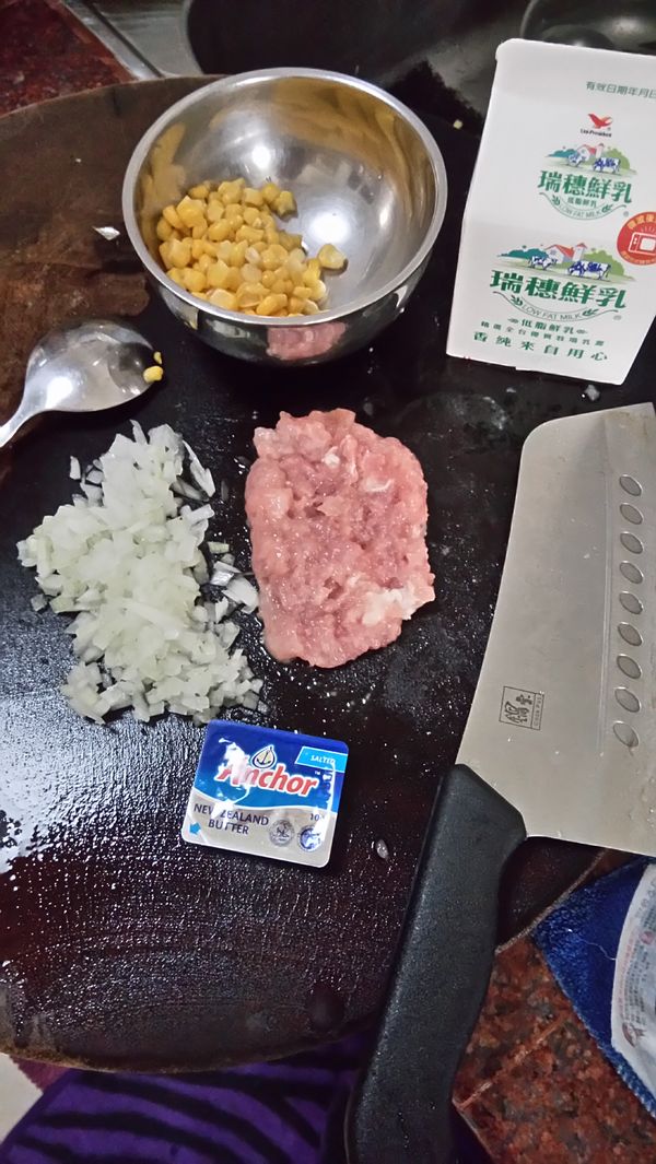 將洋蔥及肉排切成碎狀