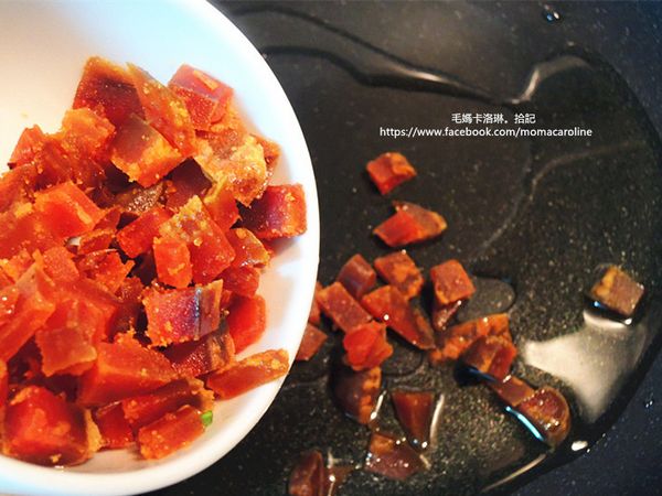 鍋內油放稍多一點，放入切丁的烏魚子炒出香氣取出備用