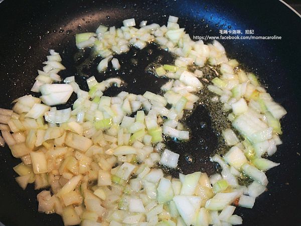 原鍋，放入洋蔥炒軟炒出香氣