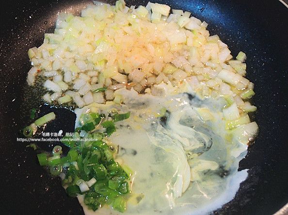 將蛋白、蔥花加入拌炒，蛋白約七分熟取出備用（蔥花一半放在這裏與蛋白炒出香氣，剩下的一半留在後面用）