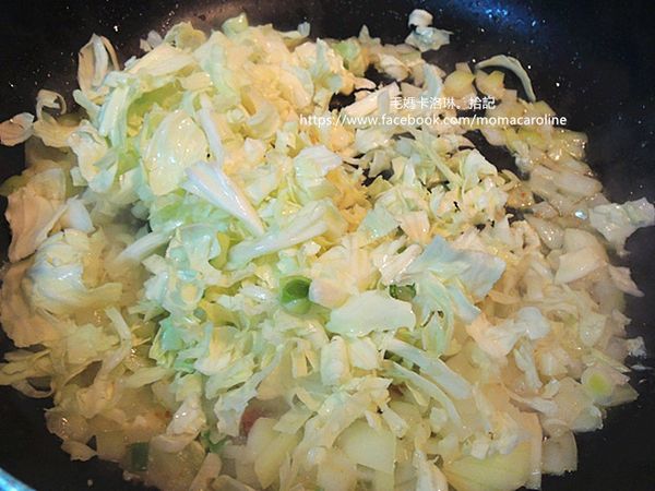 加入高麗菜絲拌炒