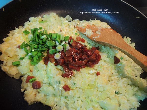 飯炒開之後將蛋白、蒜苗、烏魚子放回繼續炒開