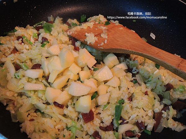 烏魚子本身有鹹度，因此建議先試吃之後再決定放多少鹽巴調味。接著放少許的白胡椒粉，調味完成之後放入蘋果丁稍微拌炒１０～１５秒即可，再撒上蔥花熄火盛出食用