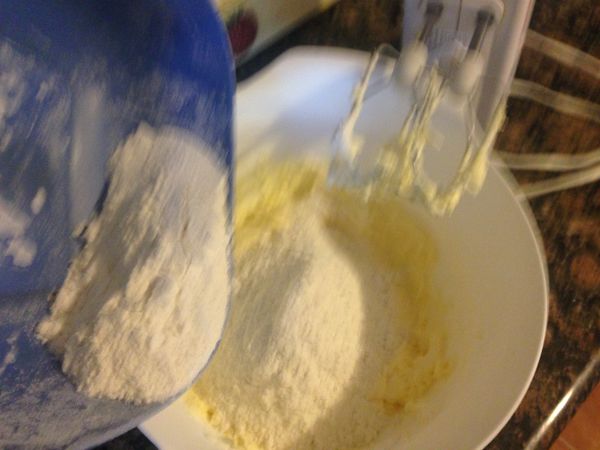 然後下鹽，檸檬皮和麵粉，麵粉先下2杯的份量，因為雞蛋大小不同，所以麵粉的量是2杯到兩杯多不等。香草糖粉也下一半，另一半留作最後放在烤好的餅乾上面。