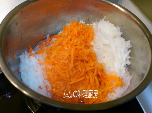 紅、白蘿蔔去皮刨絲，蝦米和乾香菇切細末，在來米粉加入5杯水調勻成粉漿水備用。
