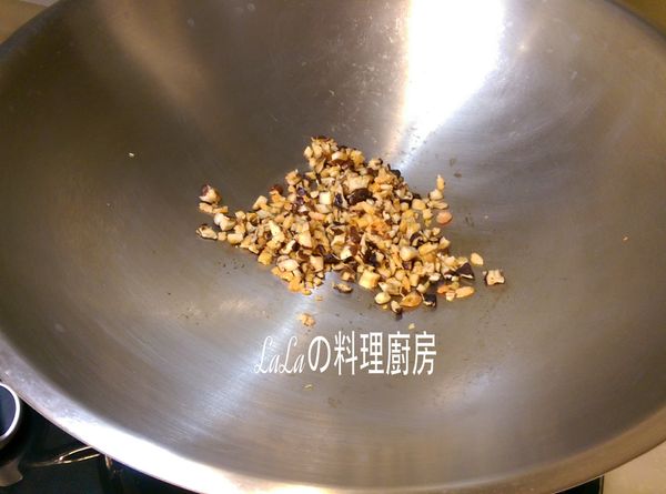 熱鍋加入2大匙油炒香香菇和蝦米。