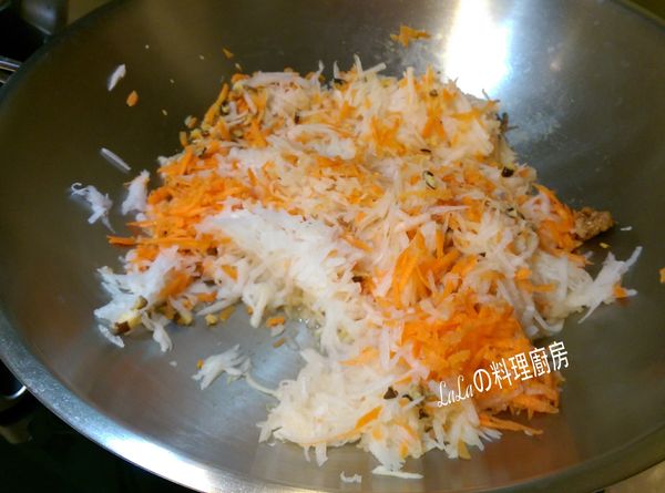 加入紅、白蘿蔔絲和蔥頭酥拌炒到軟。