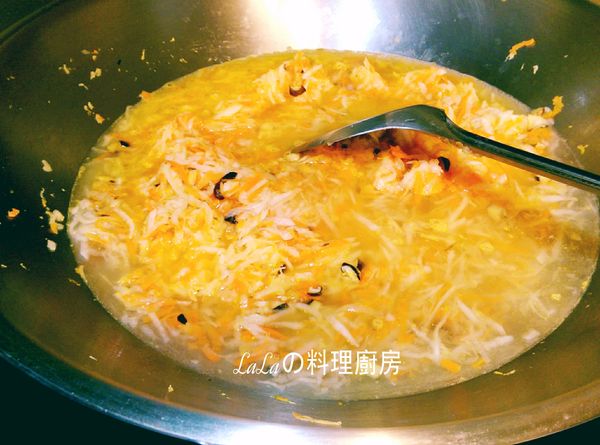 加入6杯水煮，再加入鹽巴、烹大師和胡椒粉調味道，因為還要加入粉漿，所以味道要調重一些。