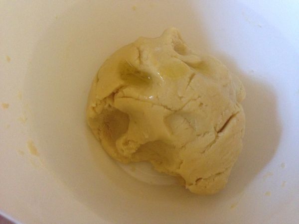 放了麵粉以後就可以下手了，直到成團即可，麵粉不要多加以免太乾，如果有些黏手，也可以加些橄欖油，也是不要太多，只要不黏手就可以了。