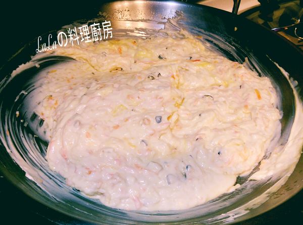 然後慢慢加入粉漿水，轉小火一邊攪拌，攪拌到吃力為止即熄火。