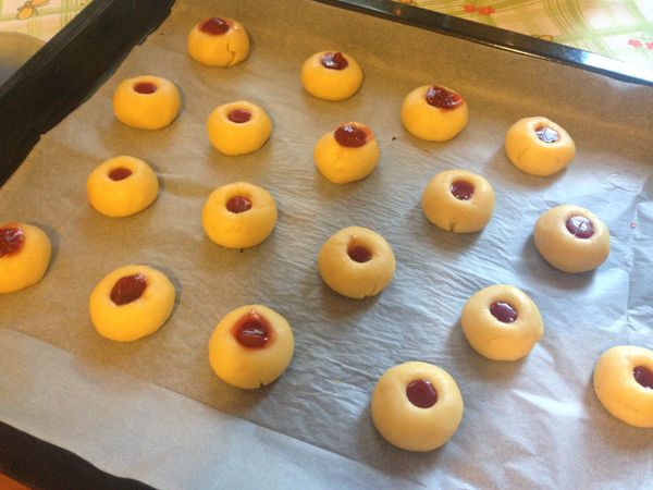 中間用小湯匙挖出果醬放入凹洞，如圖。送入預熱好的烤箱，中下層，180度，25分鐘左右，直到顏色有些淺咖啡色即可。